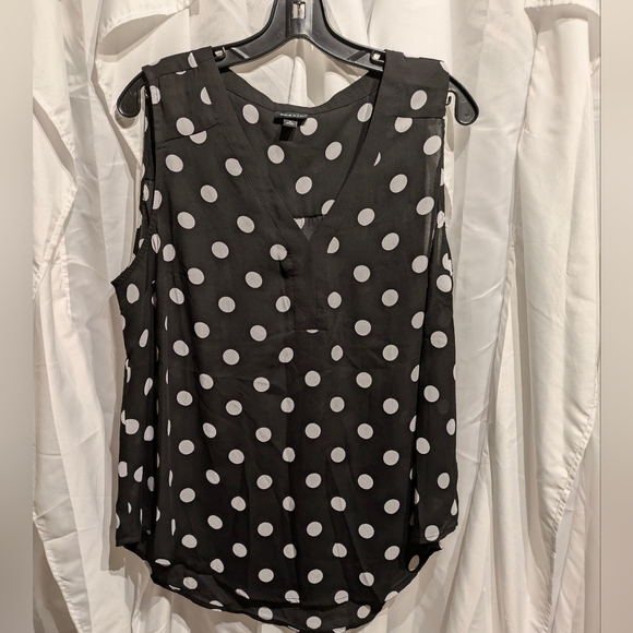 B1 Torrid Black and White Polka Dot Sleeveless Top Sz 0 - Picture 1 of 4